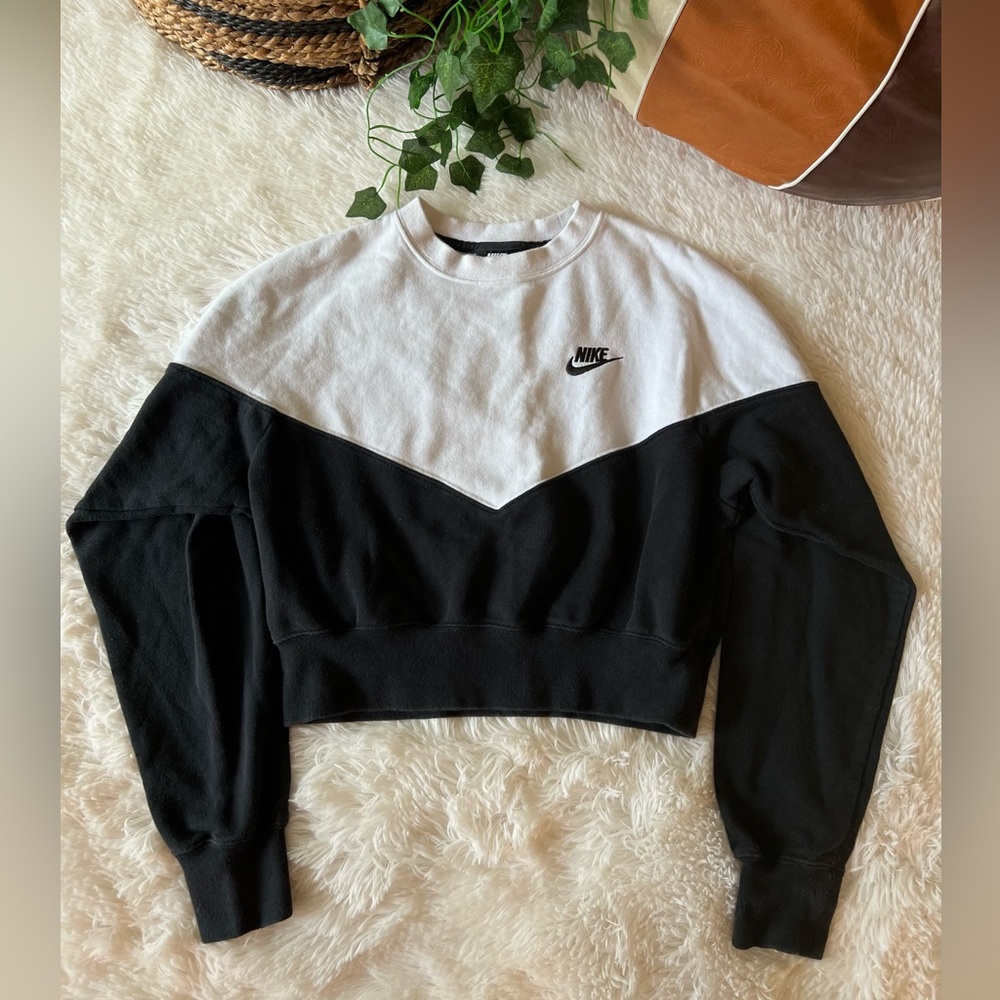 Nike Women's Two-Tone Black and White Sweatshirt